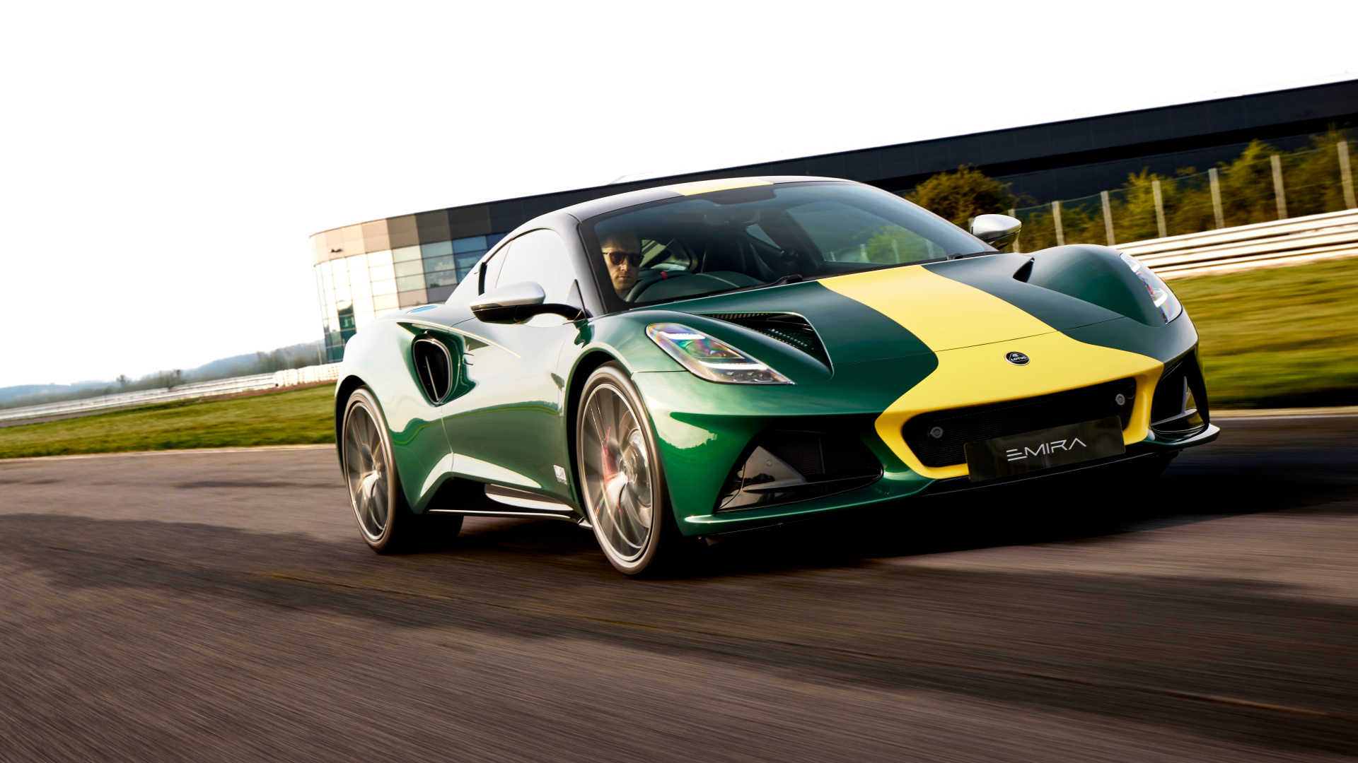 SMALL_(04) Lotus-Emira-Clark-Edition-Dynamic-Close-Up
